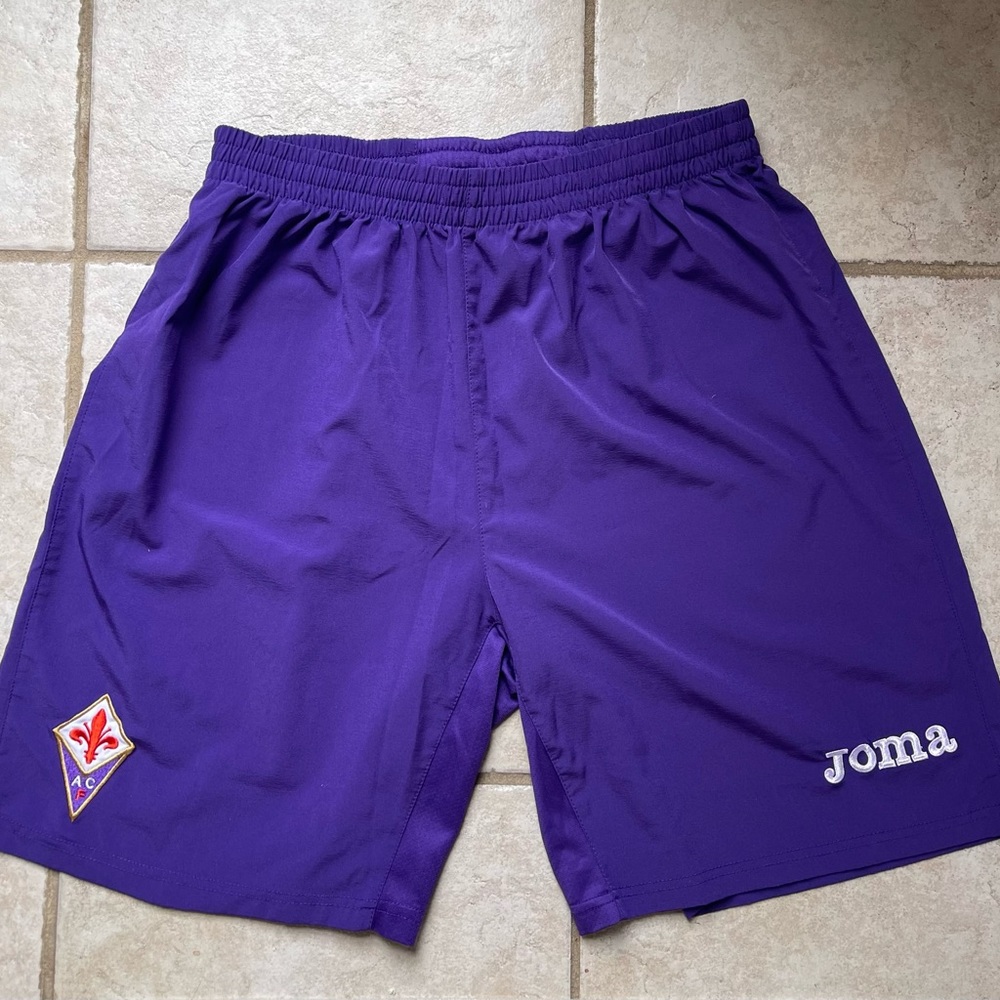 Men’s size large Joma Fiorentina purple shorts. Used but good condition.